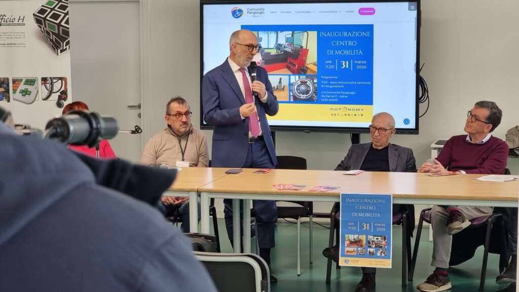 L'Assessore Riccardi interviene al microfono davanti alla presentazione dell'evento