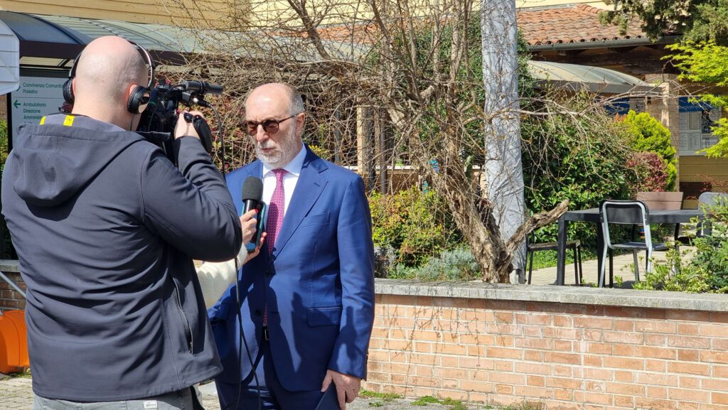 Intervista televisiva all'Assessore Riccardi all'esterno della Comunità Piergiorgio dopo l'inaugurazione
