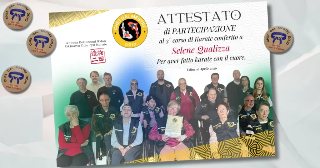 Attestato di partecipazione al terzo corso di karate del dojo Chei dal Mestri, conferito a Selene Qualizza "per aver fatto karate con il cuore", Udine 16 aprile 2026. Sullo sfondo, foto di gruppo degli allievi e dei maestri. Ai lati, medaglie con il logo del dojo e la scritta "Karate con il cuore".
