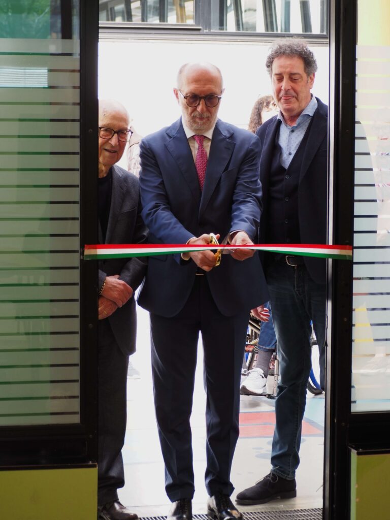 Taglio del nastro tricolore all'ingresso del nuovo Centro di Mobilità