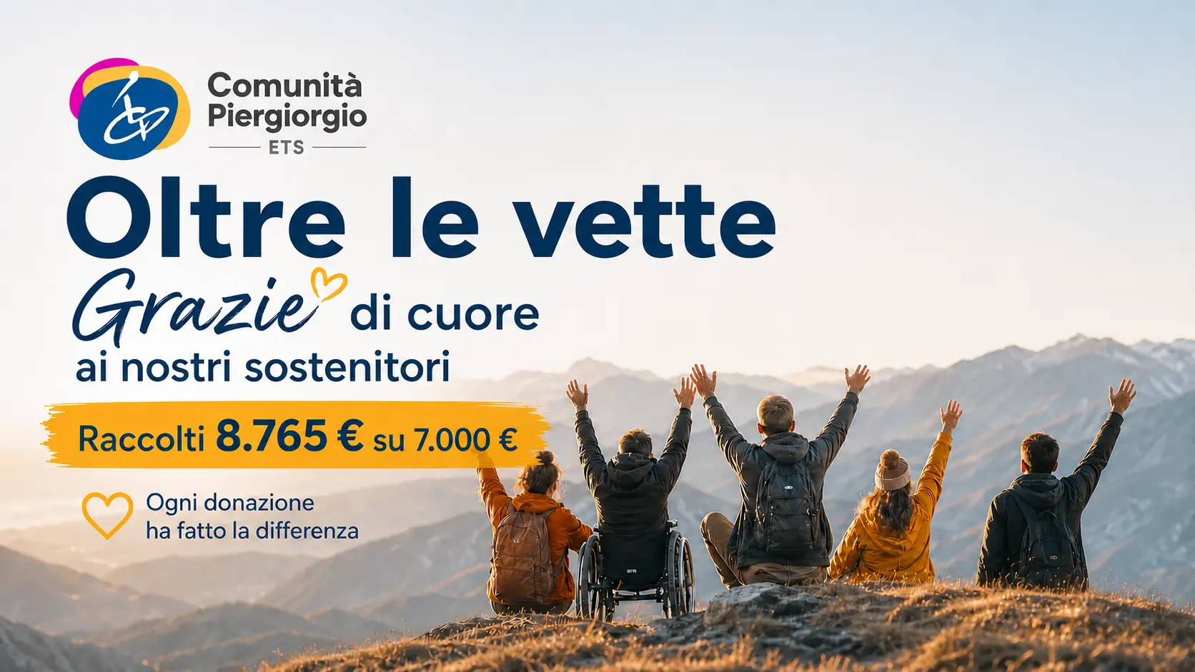 Persone sedute su una vetta di montagna al tramonto, tra cui una persona in carrozzina, con le braccia alzate in segno di gioia per il successo della raccolta fondi “Oltre le vette”.