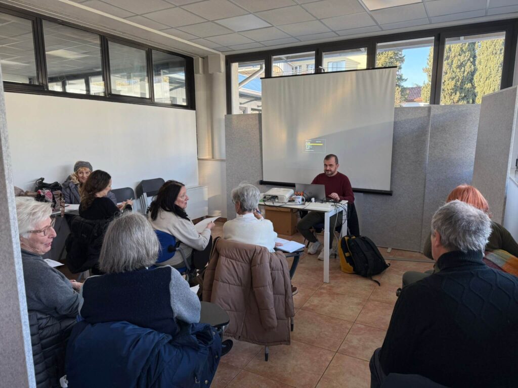 Massimo Mocilnik durante una lezione del corso Intelligenza Artificiale nella vita quotidiana, Progetto IDA Comunità Piergiorgio Udine