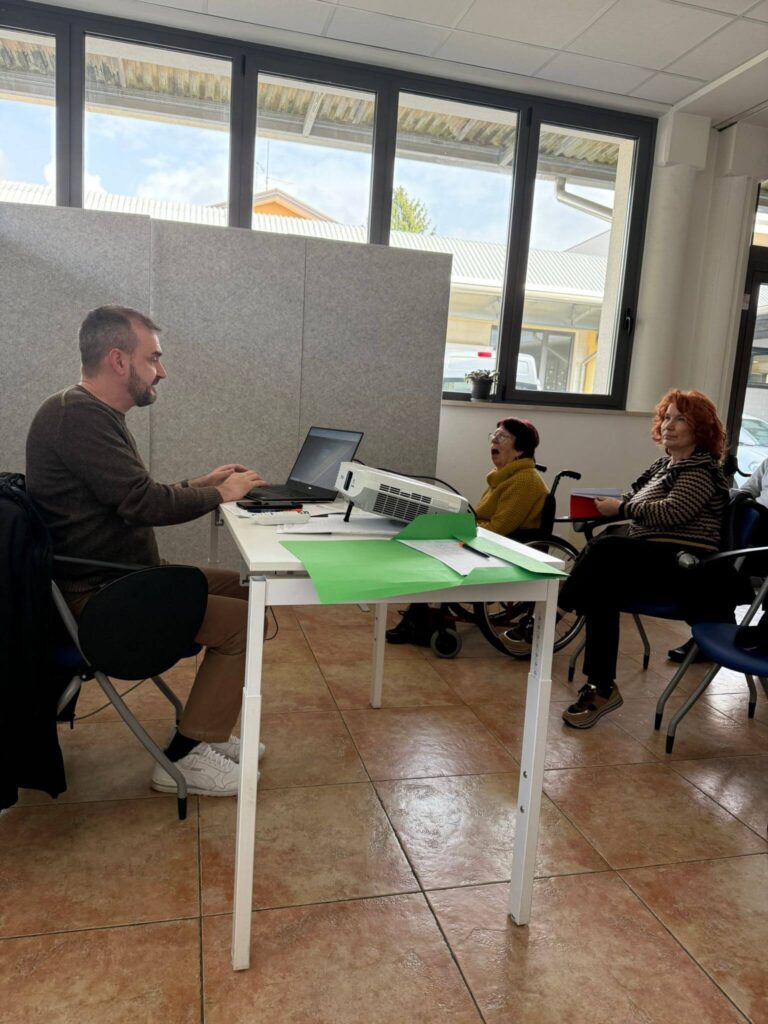 Il formatore Massimo Mocilnik a colloquio con le partecipanti durante il corso di IA del Progetto IDA