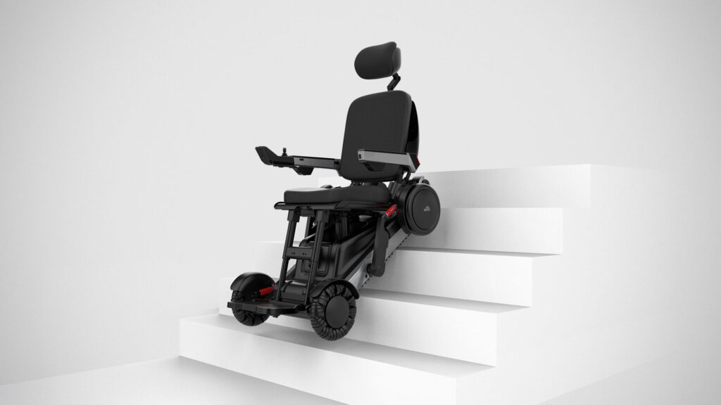 Carrozzina elettrica X12 su una scala bianca minimalista, progettata per salire e scendere i gradini in autonomia.