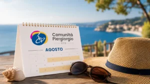 Calendario da tavolo di agosto con il logo della Comunità Piergiorgio ETS, accanto a un cappello di paglia e occhiali da sole, sullo sfondo il mare.