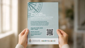 Due mani reggono la locandina del convegno "Tracciare nuove rotte", con data, luogo e QR code.