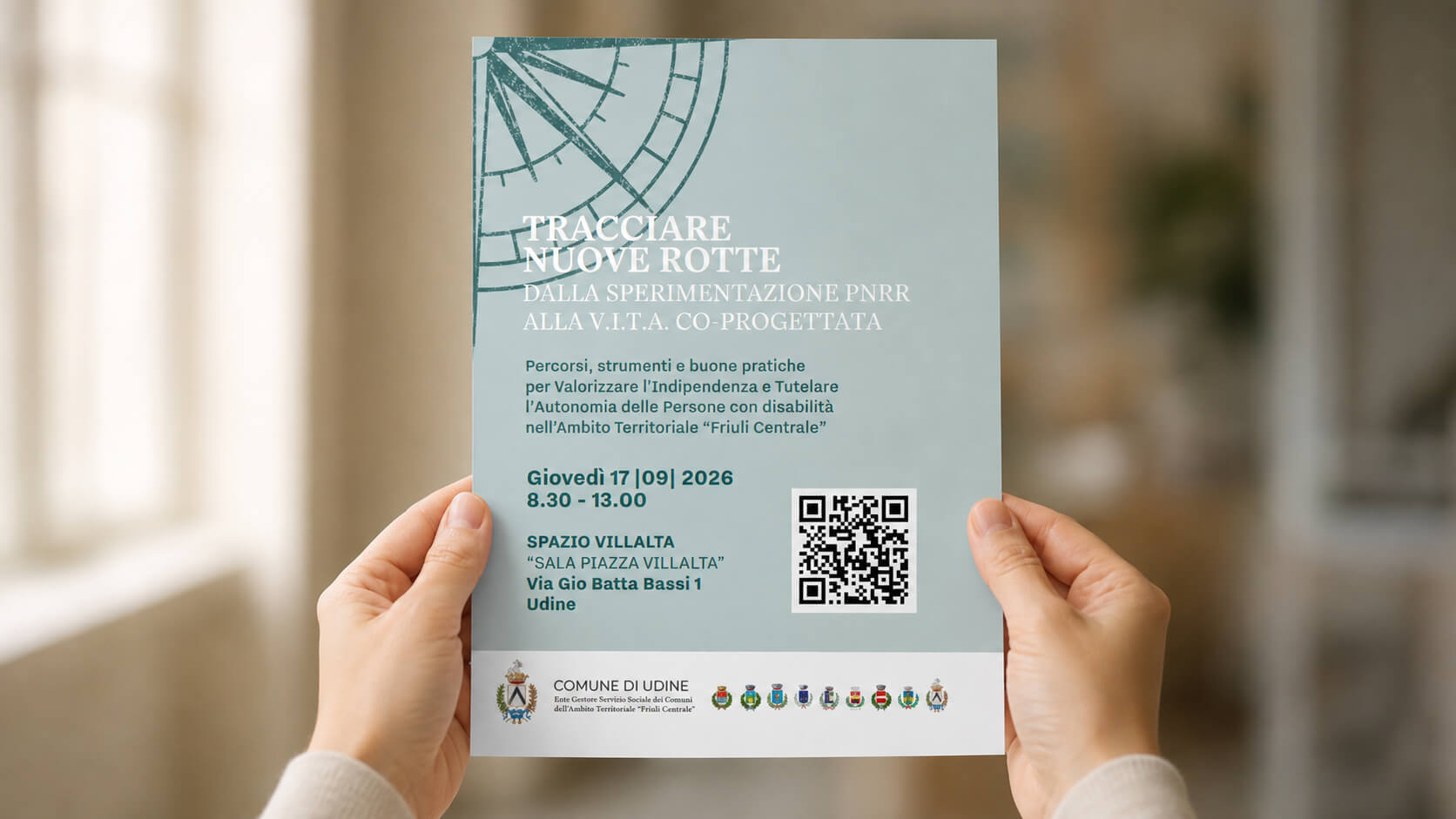 Due mani reggono la locandina del convegno "Tracciare nuove rotte", con data, luogo e QR code.