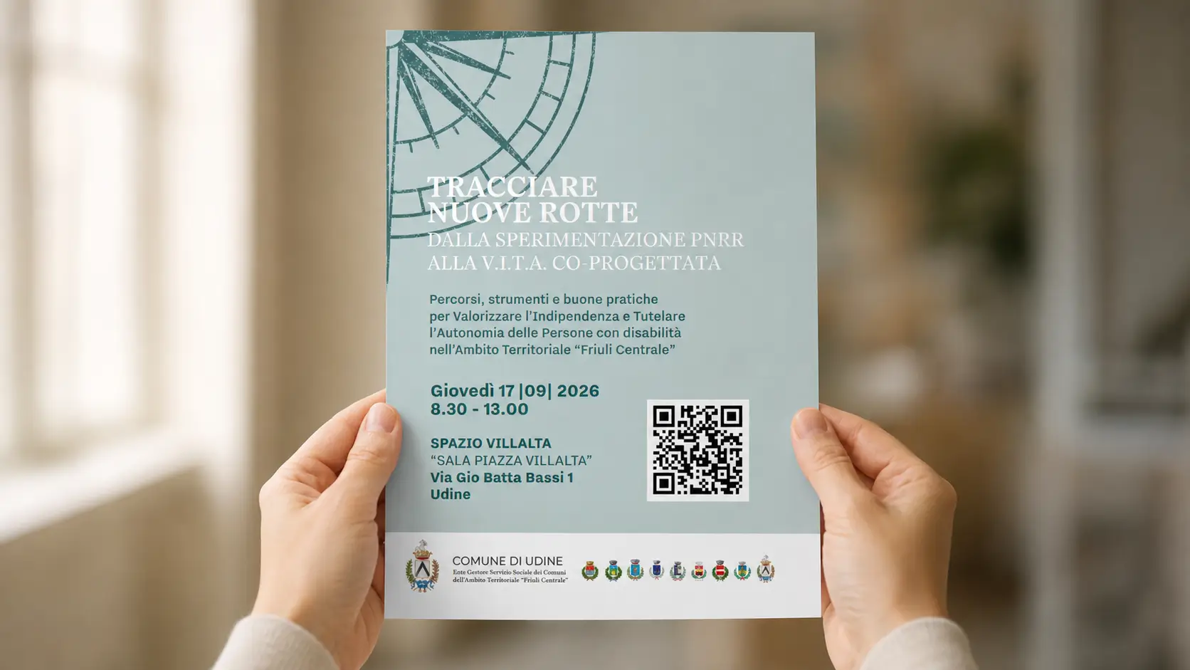 Due mani reggono la locandina del convegno "Tracciare nuove rotte", con data, luogo e QR code.