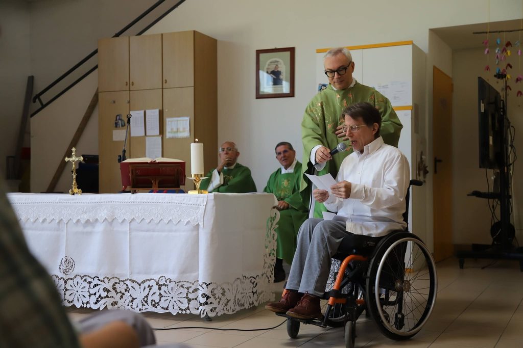 Arrigo legge una testimonianza durante la Messa al Centro don Onelio.