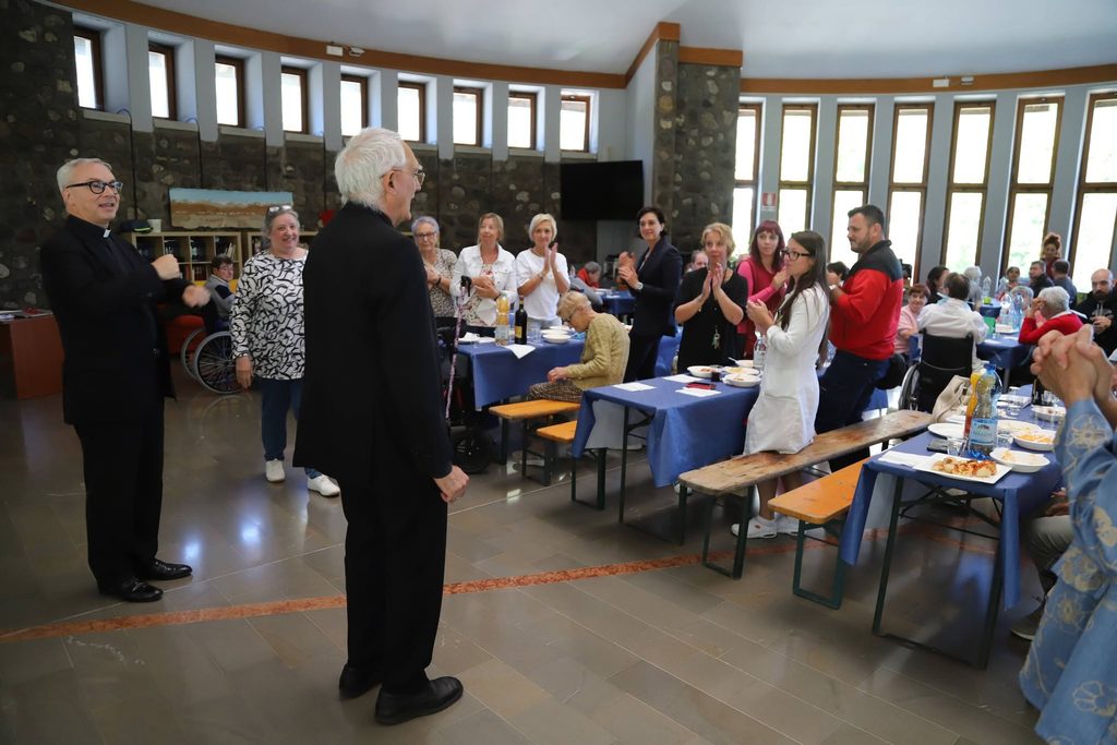 Momento conviviale dopo la celebrazione con ospiti, operatori e volontari riuniti nel salone del Centro don Onelio.