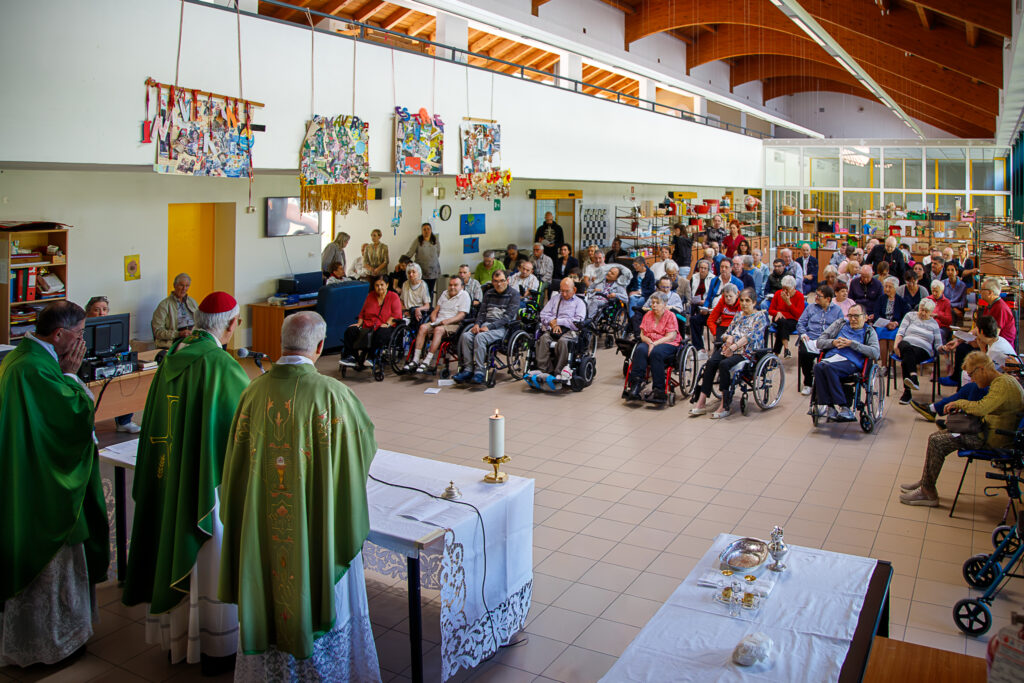 Panoramica dei celebranti e dei partecipanti alla messa per don Onelio