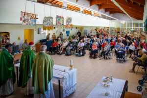 Panoramica dei celebranti e dei partecipanti alla messa per don Onelio