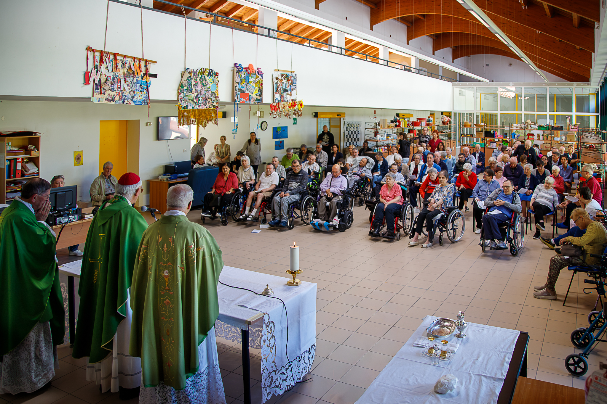 Panoramica dei celebranti e dei partecipanti alla messa per don Onelio