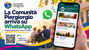 Grafica promozionale della Comunità Piergiorgio ETS per il nuovo canale WhatsApp, con titolo “La Comunità Piergiorgio arriva su WhatsApp”, QR code da inquadrare e smartphone che mostra il canale ufficiale, su sfondo sfocato con persone all’aperto.