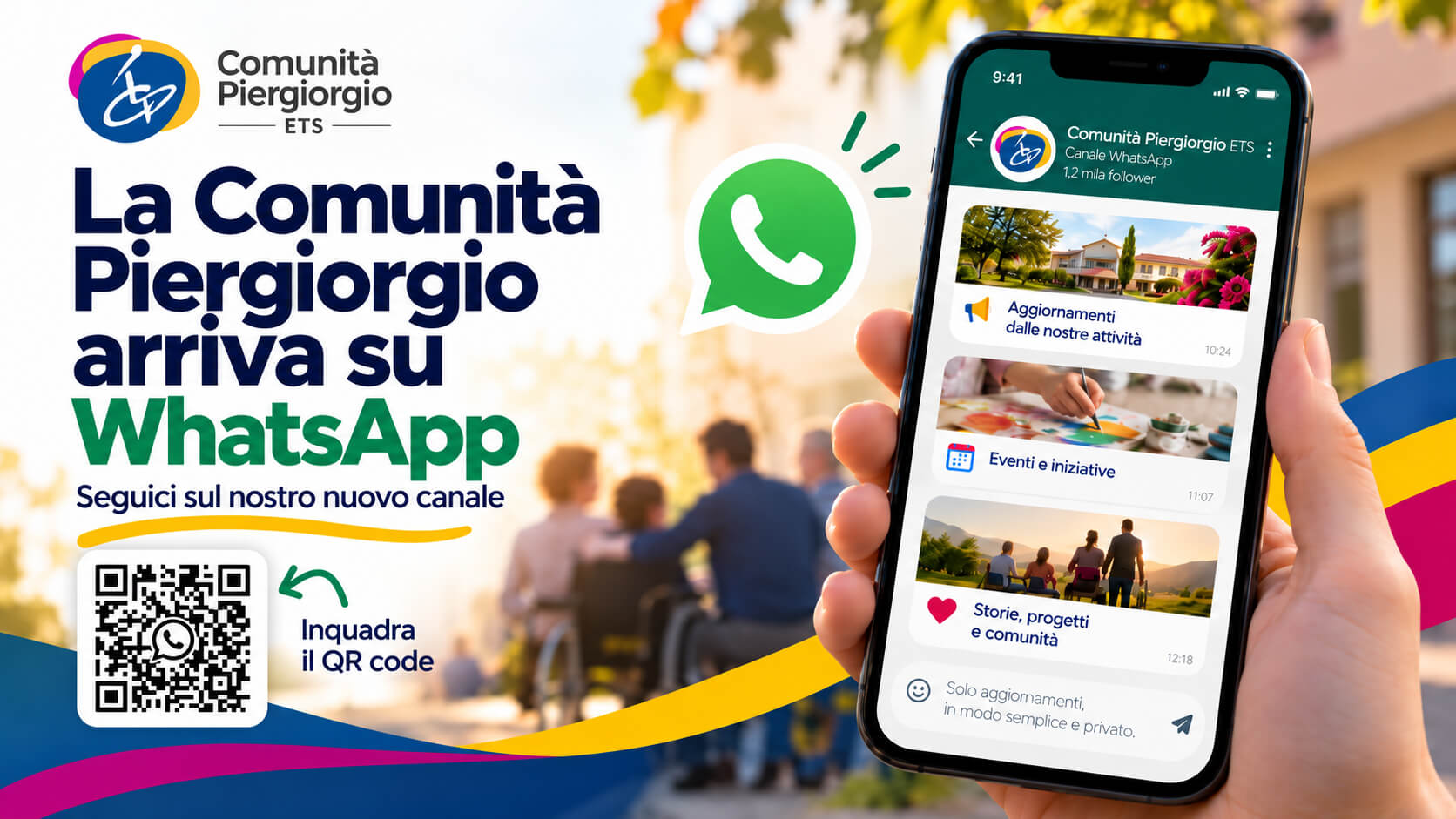 Grafica promozionale della Comunità Piergiorgio ETS per il nuovo canale WhatsApp, con titolo “La Comunità Piergiorgio arriva su WhatsApp”, QR code da inquadrare e smartphone che mostra il canale ufficiale, su sfondo sfocato con persone all’aperto.